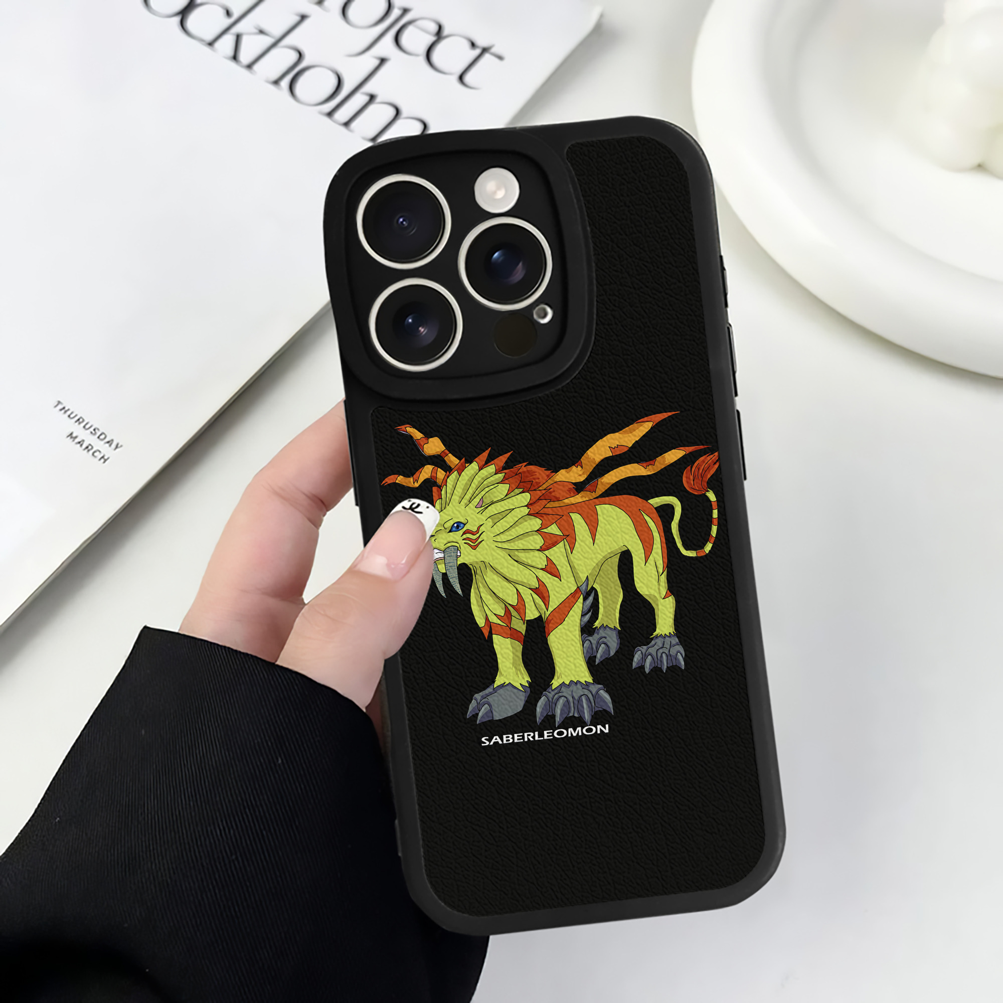 （画像用） Digimon デジタルモンスター/デジモン 【iPhone 16シリーズ対応】シリコンスマホケース（レザー調） 材質：シリコン